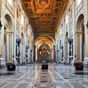 L'agencement de la nef est l'oeuvre du grand architecte baroque Borromini qui a conçu 12 grandes niches pour abriter les statues des apôtres.