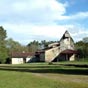 La chapelle Sainte-Marie de Lugaut est en vue. EElle a été édifiée entre le XIe et le XIIe siècle, sur la rive droite du ruisseau Bourriot, au cœur d'un ancien bois (Lugaut provient du gascon luc, issu du latin lucus : bois sacré). Elle est une étape sur 