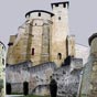 Roquefort : L'église Sainte-Marie avant restauration. A l'origine prieuré bénédictin au XIIe siècle, elle porte les marques des transformations successives jusqu'au XVIIe siècle. Son abside curieuse est dépourvue d'ouvertures (il y en eu sept qui éclairai