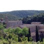 Abbaye de Fontfroide vue de la colline. En 1093, une communauté de moines s'installe dans ce v, autour d'une source d'eau froide. L'abbaye de Fontfroide s'affilie à l'ordre de Citeaux en 1145.allon