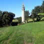 Fenioux : La lanterne des morts du XIIe siècle est constituée de 11 colonnes avec un excalier intérieur de 38 marches et un lanternon surmonté d'une croix.