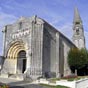 L'église Notre-Dame de l'Assomption de Fenioux a été édifiée au XIIe siècle. Le fronton est de style roman ainsi que le clocher, célèbre par son style ajouré.