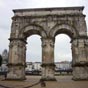 Saintes est une ville deux fois millénaire. Pour les pèlerins les moins fatigués, après cette longue étape, une visite s'impose en soirée. L'arc de Germanicus (19 apr. J.-C.), reconstruit sur la rive droite de la Charente, témoigne de l'antique Mediolanum Santonum.