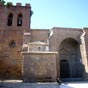 Undüès de Lerda dispose d'une pittoresque église assez composite : cascade de toitures de tuiles, contreforts, fronton Renaissance, massif clocher carré dont chaque étage a ses ouvertures, oeil de boeuf en bas, créneaux fortifiés sous le toit plat.