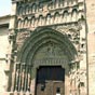 Le portail du XIIe siècle présente un merveilleux fronton garni dans tous ses angles de savoureuses sculptures en haut-relief. On doit ce remarquable travail au maître de San Juan de la Peña.
