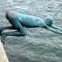 Plongez...Sur le quai, nous sommes accueillis par les sculptures modernes qui s'appellent 