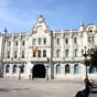 L'hôtel de ville est situé sur ce qui fut jadis la place du Generalísimo et sur laquelle trônait la statue équestre de Francisco Franco depuis 1964 et qui était la dernière en place dans la péninsule depuis le retrait de celles de Madrid et Guadalajara en