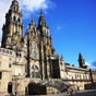 La cathédrale a un plan de trois nefs, un vaste transept doté de collatéraux et de tribunes, un chevet à déambulatoire entouré d’une ceinture de chapelles rayonnantes. La nef centrale est couverte d’une voûte en berceau, ainsi que les latérales. Elle a eu