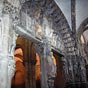 Le Porche de la Gloire se trouve dans le narthex au-delà de la façade baroque. Il comprend plus de deux cents statues; il fut construit à la demande du roi Ferdinand II de León (1137-1157-1188), par maître Mateo, entre 1168 et 1188. Dans le tympan central