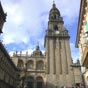 Façade sud de la cathédrals, place das Praterias. La place est délimitée par la cathédrale et le cloître dans deux de ses côtés. Contiguë à la cathédrale, se trouve la Maison du Conseil municipal, qui est installée dans le palais Raxoi. À droite, se trouv