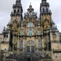 Santiago : La cathédrale primitive fut édifiée par Alphonse II le Chaste au début du IXe siècle, juste après la découverte de la sépulture de saint Jacques. Elle sera détruite par Almanzor en 989. Un siècle plus tard, en 1075 commence la construction de l