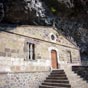 Aptès cette montée, soufflez à la chapelle de la Madeleine. La grotte a été close au XVIIe siècle d'une façade de pierre surmontée d'un fronton.