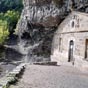 La chapelle a été aménagée dans une grotte en basalte (crédit photo M. Jérémie).