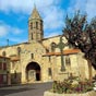La collégiale Saint-Médard possède une pietà du XVe siècle et des croix processionnelles Renaissance en Argent.