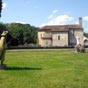 L'Hôpital-d'Orion : Statue de pèlerin se dirigeant vers l'église.