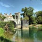 Le pont de la Légende. Autrefois, trois ponts (le pont de la Légende, le pont du Miéy et le pont de la Réclusy) reliaient la rive droite à la rive gauche du gave d'Oloron. Mais en 1732, une violente crue centennale emporta une partie du pont de la Légende