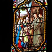 Arrivée de Pierre de Montboissier, futur Pierre le Vénérable, avec ses parents au prieuré de Sauxillanges (Vitrail du XIXe siècle)