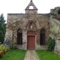 La chapelle Notre Dame du Portail: A la Renaissance, Auzon était dite "entre deux chapelles" qui se regardaient de part et d'autre du rocher. Il ne subsiste que celle-ci, dite "Notre Dame du Portail". Quand a t-elle été construite? On l'ignore, mais elle a sans doute été remaniée en même temps que le couvent voisin, aux 18e et 19e siècle. C'est de cette époque, sans doute, que datent sa voûte ogivale et son clocheton.