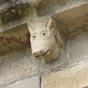 Des modillons très divers ornent la façade de la collégiale...