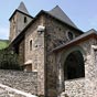 L’église Saint-Michel, rénovée au XVIIe siècle présente un bénitier remarquable en calcaire noir orné d’une coquille Saint-Jacques, d’un bourdon et d’un masque barbu.