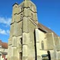 L'église, dédiée à saint Léger fut promue au rang de collégiale en 1201. L'édifice actuel date du XIIIe siècle, lorsque les chanoines se virent confier les reliques de sainte Agathe (photo M-C Rothier).