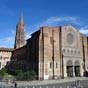 Basilique Saint-Sernin ; entrée Ouest. C'est le plus grand édifice roman après l'achèvement de Cluny. L'église a 15 mètres de large, 64 de long au transept, 21 de haut.