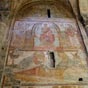 Dans la partie nord du transept se trouvent, à l'ouest, plusieurs fresques peintes dont un Agnus Dei au plafond et une représentation du cycle de la résurrection (partie supérieure).  