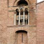 Eglise Saint-Pierre-des-Cuisines : L'enfeu abrite un sarcophage.