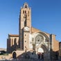 La cathédrale Saint-Etienne fut commencée en 1073 (base du clocher) poursuivie en 1215 (nef) et achevée de 1275 à 1610 dans le style gothique nord.