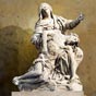 Chapelle de l'agonie : on découvre la "Vierge de Pitié", sculputure en terre cuite peinte, réalisée par Gervais Drouet. Est gravée sur la base la date de 1654. Cette Vierge de Pitié est une commande du marchand Sébastien Taffin, initialement destiné à la basilique St Sernin.  