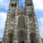 Nous arrivons devant la cathédrale Saint-Gatien. Sa construction s'est étalée sur quatre siècles de 1170 à 1547, ce qui explique son architecture composite.