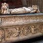 Tombeau des enfants de Charles VIII et Anne de Bretagne, morts en bas-âge. Ce tombeau, en marbre de Carrare, est de pur style Renaissance. Les deux gisants4 sont de l'école de Michel Colombe sur un soubassement5 réalisé par l'Italien Girolamo Paciarotto, dit « Jérôme Pacherot ». 