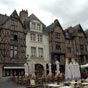 Place Plumereau : couramment nommée « place Plume » – et toutes rues alentour, piétonnes, abritent aujourd'hui de nombreux bars et restaurants qui accueillent Tourangeaux, étudiants et touristes.