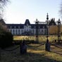 Lurcy-Lévis : Le château de Lèvis est une demeure du XVIIe siècle édifiée à l'emplacement d'une ancienne forteresse, dite de Poligny. L'intérêt tient à la composition de l'ensemble : une grande cour précédant le château, des communs de chaque côté, deux p