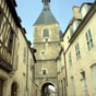 Avallon : Tour de l'Horloge. Cette tour de 49 mètres de hauteur, construite en 1456, avait pour objectif de permettre à des guetteurs de veiller jour et nuit sur les environs de la ville. Quatre années plus tard, une cloche de 230 kg est hissée à son somm