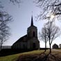 Le tertre de l'église Saint-Jacques-le-Majeur domine le village.