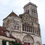 Vézelay ! Ce sommet de l’art roman est un site merveilleux d'art et d'histoire. C’est sur l’une des dernières collines du Morvan, dominant la vallée de la Cure, que s’est édifiée dès le IXe siècle l’abbaye de Vézelay puis la ville médiévale importante et 