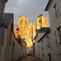 La basilique Sainte-Madeleine au coucher du soleil.