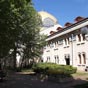 Centre des Dômes. En grès, le bâtiment de style mauresque long de 170 mètres s'étend sur un terrain de trois hectares. L'extérieur, notamment le dôme, est habillé de mosaïques au camaïeu bleu et or, d'Alexandre Bigot.