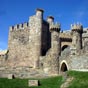 Ponferrada doit son nom de Pons Ferratus construit en 1082. Ouvrage original, en cette fin du XIe siècle, les ponts, en général, étant édifiés en bois ou en pierre. Vue de la forteresse.