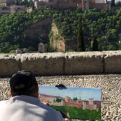 Peintre "croquant" l'Alhambra au quartier de l'Albayzin de Grenade