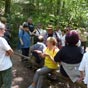 Petite pause avec notre "conteuse" avant de poursuivre notre périple à travers la forêt...