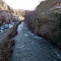 La Couze Pavin qui coule sous le pont a pris naissance au coeur du massif du Sancy.