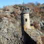 Echauguette : on aperçoit sur la droite, le début du chemin de ronde qui bordait le toit-terrasse.