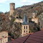 En prenant le chemin qui monte vers l'église du Chastel, on découvre à la fois le donjon du château, le clocher de l'église et le 2éme corps de logis!