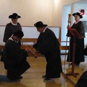 La remise du bourdon au jacquet est un moment émouvant de la cérémonie