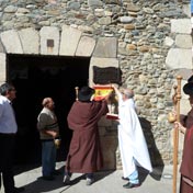 Le Grand Commandeur de la confrérie, Michel Larrue et le Père Jésus Alvarez dévoilent la plaque commémorative