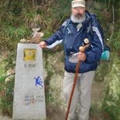 José Naud devant la borne des "100km"... toujours sur le Camino Francès une autre année!