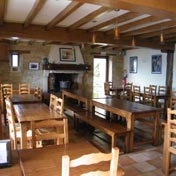 L'agréable salle à manger de l'auberge...