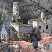 Saint Floret se découvre bien avec les arbres sans feuilles en hiver